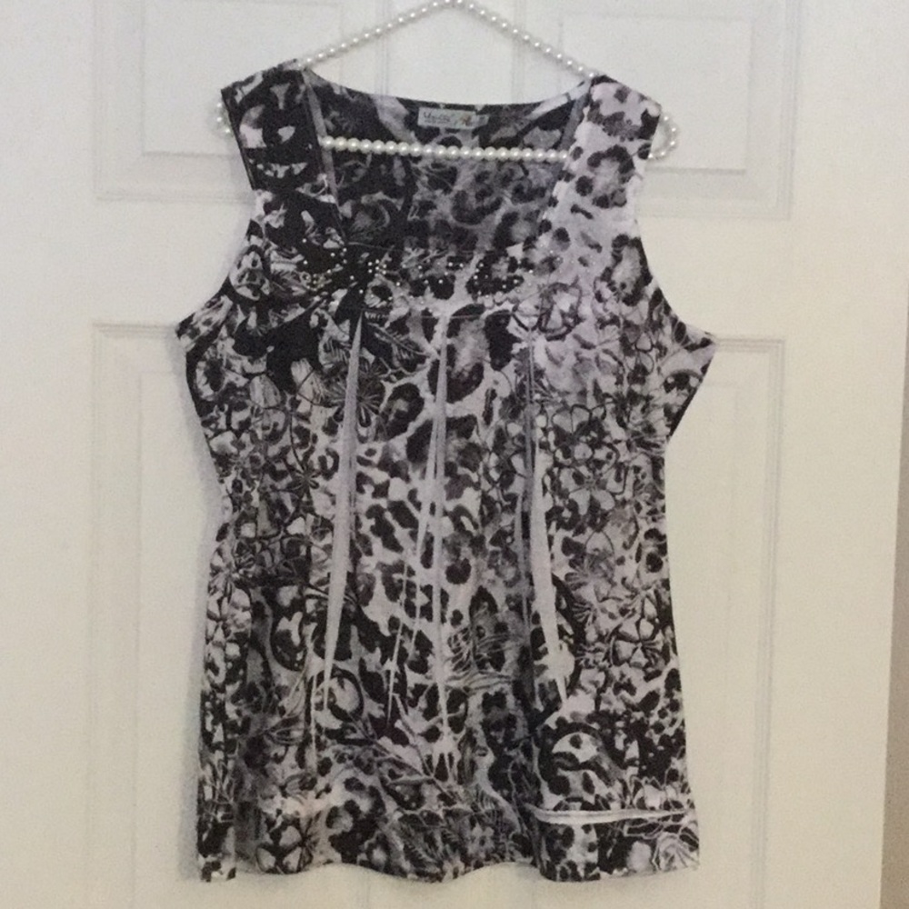 Black & White Floral Sleeveless Tunic by Unity MED